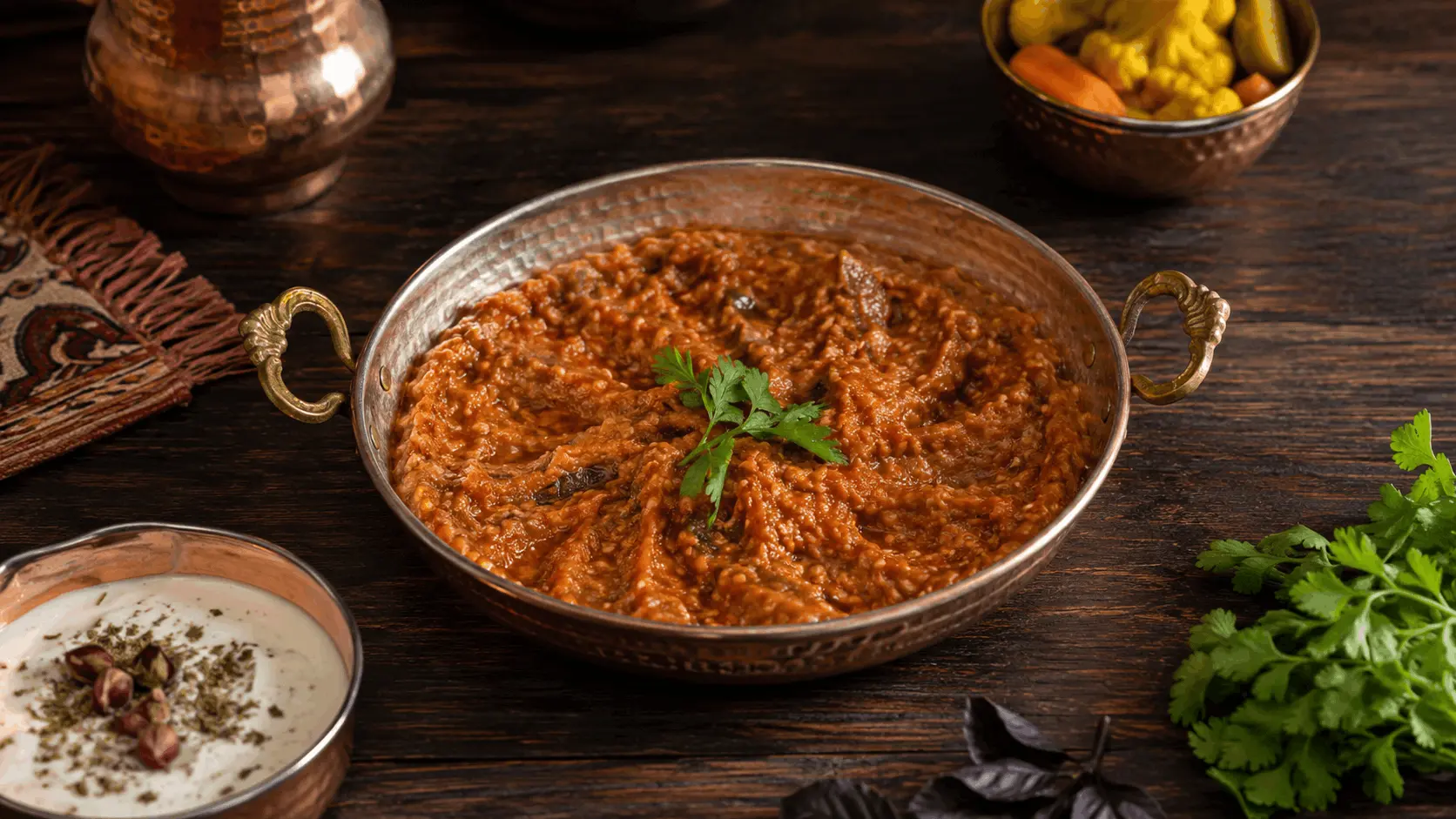 Mirza Ghasemi &ndash; traditioneller persischer Auberginen-Dip mit ger&ouml;steten Auberginen, Knoblauch, Tomaten und Ei